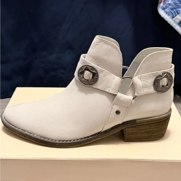 Chinese Laundry Austin White Buff Leather Western Ankle Boots Size 8 - Picture 7 of 10